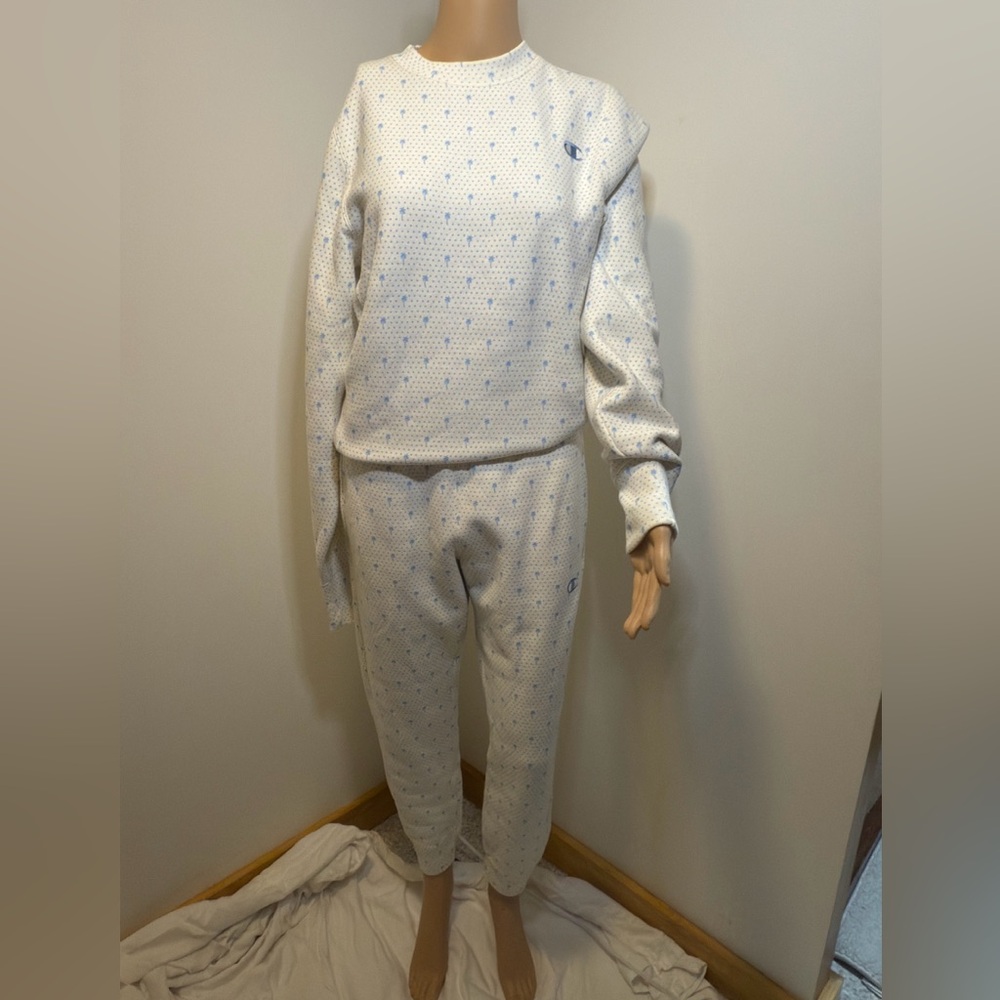 Champion White and Blue Patterned Sweatshirt and Sweatpants Set